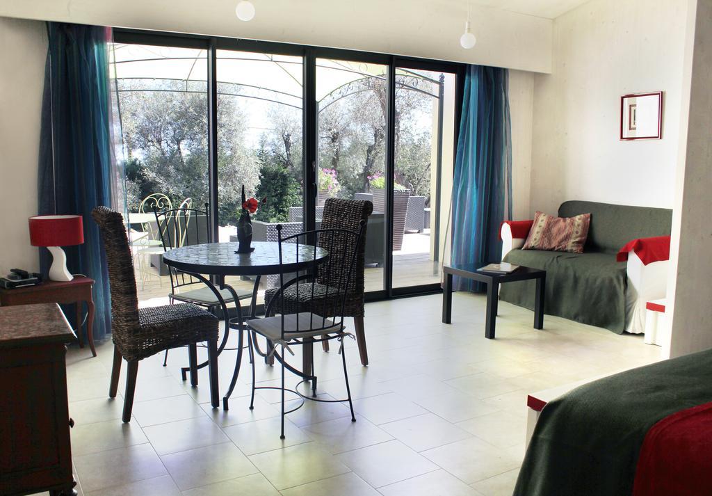 Maison D'Hotes Bleu Azur Tourrettes-sur-Loup Rom bilde